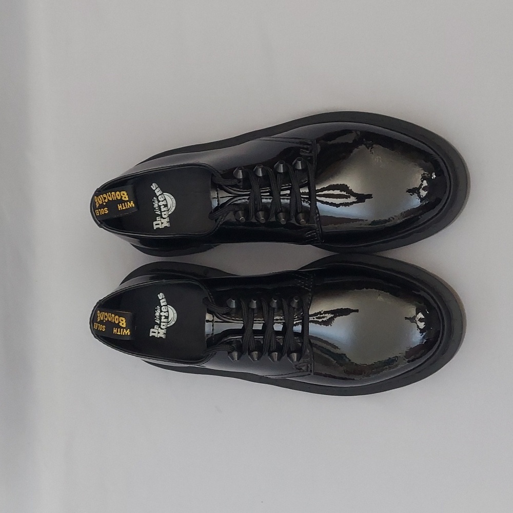 Dr. Martens Smiths Stud Black Patent Leather Oxfords Women's 6 New w/ Flaws - Picture 2 of 13